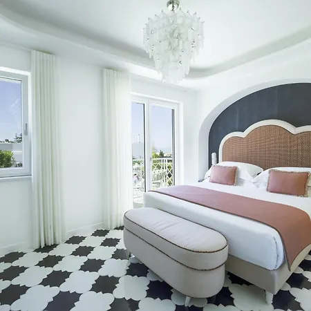 Lussi Capri Otel 5*