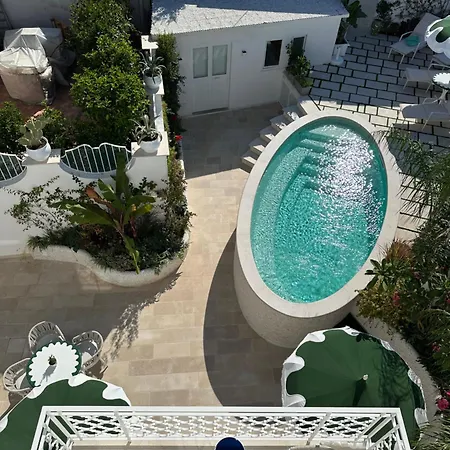 Lussi Capri أناكابْري